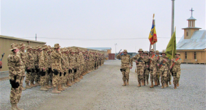 Drapelul – Simbolul  unei națiuni Foto: Dan Mihăescu Kandahar -Ceremonial militar în Baza Kandahar Rechinii Albi