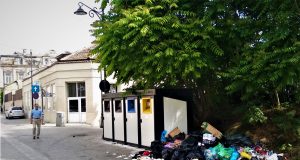 Pentru la bloc, rămâne cum s-a stabilit: cine-a gunoit să strângă ! Foto: Dan MIHĂESCU