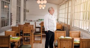 HORECA PE TROTINETĂ iStockPhoto