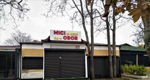 Cu voie de la Primărie, un comerciant a mutat oborul în centrul istoric din Mamaia Foto: Dan Mihăescu Bodega Mici şi bere ca-n Obor Mamaia