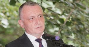 La Ministerul Educaţiei, hainele cele noi ale împăratului dau dimensiunea reformelor lui Sorin Cîmpeanu Sursa foto: Facebook Sorin Cîmpeanu
