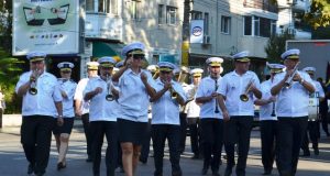 Fanfara “Muzica Apelor” concertează pe litoralul românesc