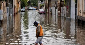 Echipele RAJA au intervenit pentru evacuarea apei din casele inundate de aversele torenţiale