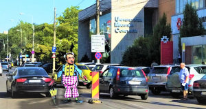 Câştigătorul concursului “Înfiază un primar” dă oraşul în adopţie, pe bucăţi Foto-colaj cu rol ilustrativ