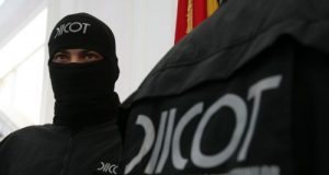 A fost trimisă în judecată o reţea mafiotă de proxeneţi din Mangalia