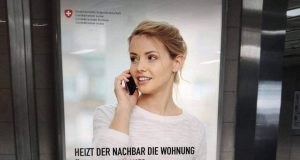 Solidaritate europeană: duș în doi, la lumina lămpii…