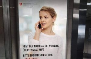 Solidaritate europeană: duș în doi, la lumina lămpii…