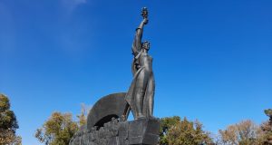 De Ziua Naţională a României circul va fi gratis la Monumentul Victoriei Socialismului, pentru că pâinea s-a scumpit