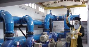 Anul ăsta Teodosie ne dă agheasma de la robinet Prelucrare foto în scop sugestiv