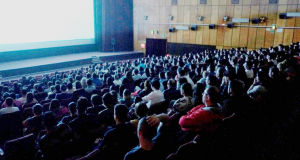 Cum a fost abuzată la cinematograf o fetiţă de 10 ani, în prezenţa mamei Sursa:tvmneamt.ro