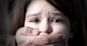 Un tată și-a violat fiicele cu acordul tacit al soției