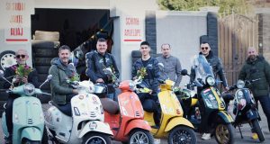 Flori, fete și băieți! Ăăă…Vespa și băieți! Foto: ANDREEA MIHĂESCU