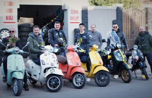 Flori, fete și băieți! Ăăă…Vespa și băieți! Foto: ANDREEA MIHĂESCU