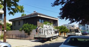 Vecinul meu prăseşte uşi, vecinul meu prăseşte geamuri…