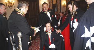 I-au tras preşu de sub picioare!