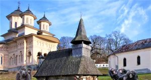 Minune: La Mânăstirea Nicula Maica Domnului plânge pentru coatele şi genunchii pelerinilor Imagine cu rol sugestiv