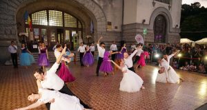 În Piața Ovidiu, caruselul feeriei în pas de dans s-a oprit. Povestea continuă…