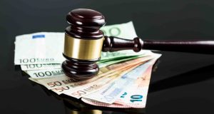 CCR în conflict de interese. Cine împarte, parte-și face!