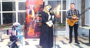 Walter vrăjitorul și poeta Ana Arina ca “Două întrebări în oglindă”