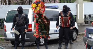 Să vă zic cum ne-am trezit cu mascații peste noi, la Cumpăna! Sursa: barikada.ro