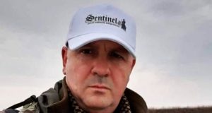 Când își bagă politica coada!