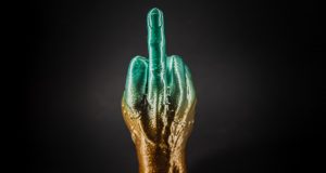 Vergile, ți-a trecut glonțul pe la ureche!