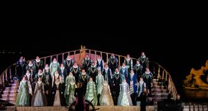 Cu Madrigal plutim pe val, la răsărit și asfințit Sursa: facebook/madrigal.ro