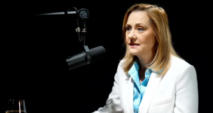 Fiecare om poate lumina o cameră, unii când intră alții când ies