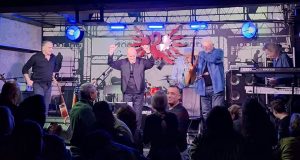 Fan A-li-fan-tis în Club Phoenix