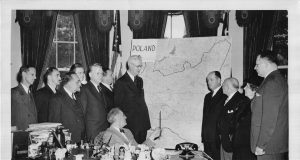 Cum s-au pierdut sentimentele filiale ale Americii pentru Europa? Biroul Oval. Charles Rozmarek, creatorul Congresului Național Polonez din Chicago prezentându-i lui FD Roosevelt harta Poloniei dinaintea invaziilor naziste și bolșevice din 1939