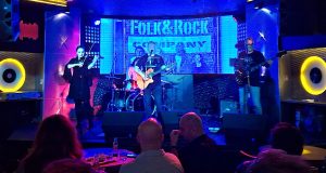 Au înebunit salcâmii și fanii din Club Doors