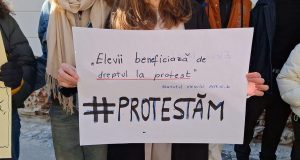 Sorinel Puștiu pune în scenă un show incendiar cu strigături Sursa: renasterea.ro