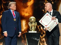 Trofeul Mondial al Păcii al lui Trump e o cupă a morților vii Președintele Donald Trump acceptă un premiu pentru pace din partea FIFA, organismul internațional de conducere al fotbalului, în timpul tragerii la sorți a Cupei Mondiale, pe 5 decembrie. (Casa Albă)