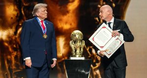 Trofeul Mondial al Păcii oferit lui Trump e o cupă a morților vii Președintele Donald Trump acceptă un premiu pentru pace din partea FIFA, organismul internațional de conducere al fotbalului, în timpul tragerii la sorți a Cupei Mondiale, pe 5 decembrie. (Casa Albă)