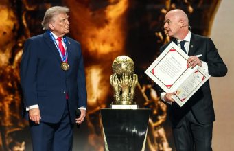 Trofeul Mondial al Păcii oferit lui Trump e o cupă a morților vii Președintele Donald Trump acceptă un premiu pentru pace din partea FIFA, organismul internațional de conducere al fotbalului, în timpul tragerii la sorți a Cupei Mondiale, pe 5 decembrie. (Casa Albă)