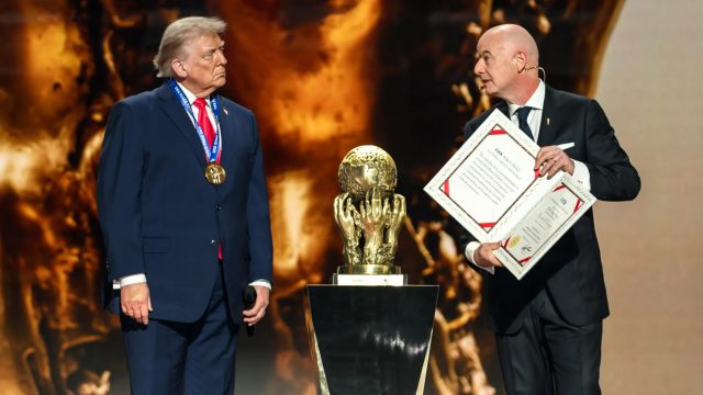 Președintele Donald Trump acceptă un premiu pentru pace din partea FIFA, organismul internațional de conducere al fotbalului, în timpul tragerii la sorți a Cupei Mondiale, pe 5 decembrie. (Casa Albă) Președintele Donald Trump acceptă un premiu pentru pace din partea FIFA, organismul internațional de conducere al fotbalului, în timpul tragerii la sorți a Cupei Mondiale, pe 5 decembrie. (Casa Albă)