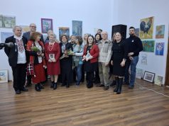 Printre flori de câmp, cu lebăda copilăriei… Foto: Geta Frigioiu