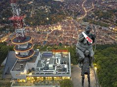 Tradiții de iarnă à la PSD pe vârful Tâmpa din Brașov Colaj ilustrativ realizat cu IA