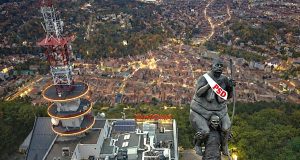 Tradiții de iarnă à la PSD pe vârful Tâmpa din Brașov Colaj ilustrativ realizat cu IA