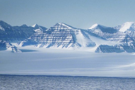 Tărâmul cel Verde Gunnbjoern Fjeld, cel mai înalt pisc din Groenlanda, 3694 metri www.greenland.is