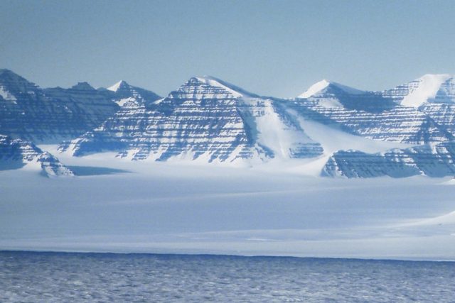 Gunnbjoern Fjeld, cel mai înalt pisc din Groenlanda, 3694 metri www.greenland.is