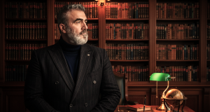 Să vii mâine la birou să-ți dau diplomă de bou. Solemn! Imagine decorativă completată cu IA