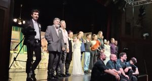 La Teatrul Căluțul de Mare, nuntă cu dar: “Dar, unde-s mirii?” Foto: Geta Frigioiu