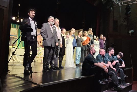 La Teatrul Căluțul de Mare, nuntă cu dar: “Dar, unde-s mirii?” Foto: Geta Frigioiu
