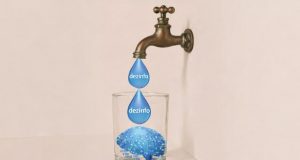 Manipularea ta e la un click distanță Ilustrație grafică digitală cu contribuția IA