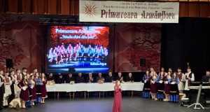 Florin Mitroi, tumbe-tumbe cu cipanii la “Primuveara Armânjloru” Foto: Geta Frigioiu