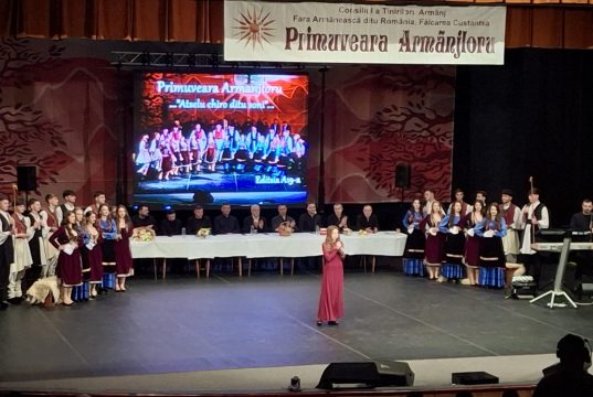 Florin Mitroi, tumbe-tumbe cu cipanii la “Primuveara Armânjloru” Foto: Geta Frigioiu