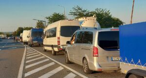 Podul de flori versus Vama de pe Prut ce umilește națiunea „Coada auto” se întinde până la benzinăria din Albița. 2 august 2026. Ora 19.30