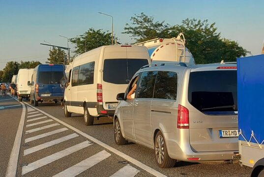 Podul de flori versus Vama de pe Prut ce umilește națiunea „Coada auto” se întinde până la benzinăria din Albița. 2 august 2026. Ora 19.30