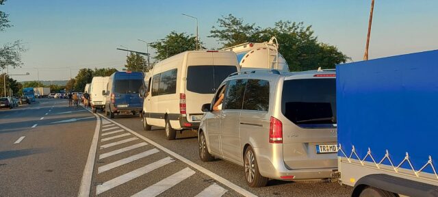 „Coada auto” se întinde până la benzinăria din Albița. 2 august 2026. Ora 19.30 „Coada auto” se întinde până la benzinăria din Albița. 2 august 2026. Ora 19.30